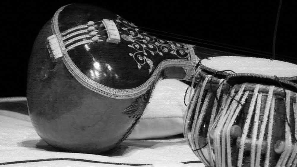 বারাণসী থাকাকালীন জানকী কৈদল মহারাজ নামের এক সঙ্গীতজ্ঞের কাছে তালিম নিয়েছিলেন। ইলাহাবাদে তিনি শিক্ষক হিসেবে পান লখনউ ও গ্বালিয়রের বিখ্যাত সঙ্গীতজ্ঞ হস্‌সু খানকে। আর বাড়িতে চলতে থাকে ইংরেজি, ফারসি ও সংস্কৃত ভাষা শিক্ষা।