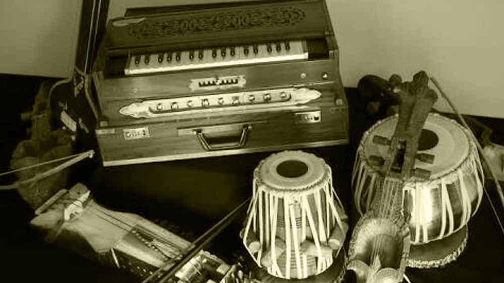 এমন পরিবেশে মানকীর উপরে চরম দুর্যোগ নেমে এলেও জানকী কিন্তু তাঁর স্বপ্নপূরণের সুযোগ পান। ইলাহাবাদের সেই পাড়াতেই তিনি প্রবেশ করেন ভারতীয় শাস্ত্রীয় সঙ্গীতের দুনিয়ায়। শুরু হয় তাঁর সঙ্গীত শিক্ষা।