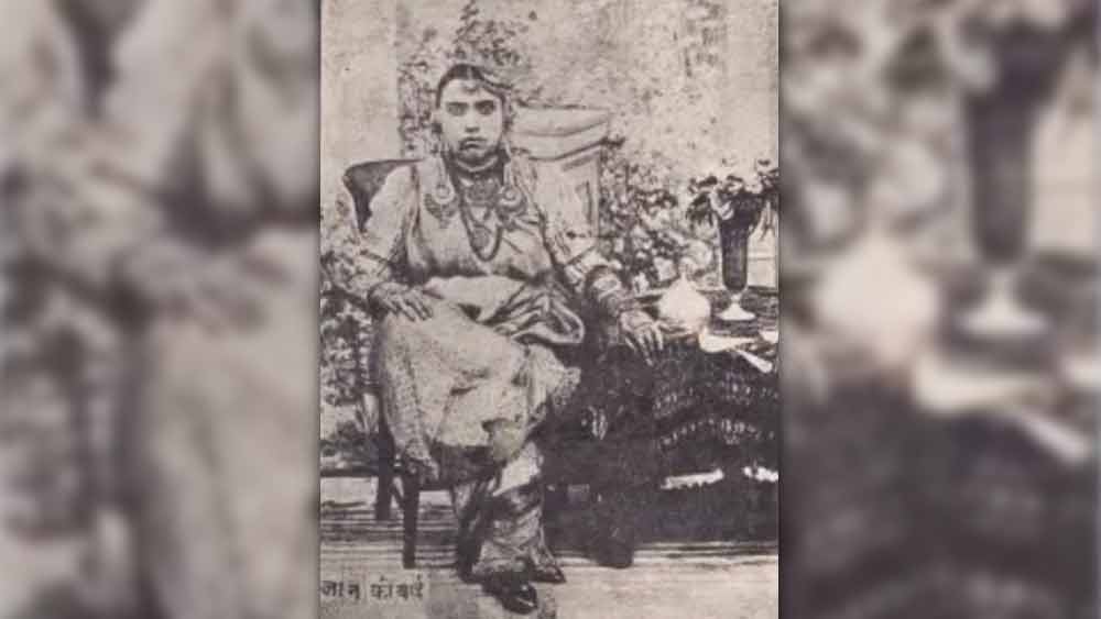 মাথার উপর আকাশ ভেঙে পড়ে মানকীর। এমন সময়ে পার্বতী নামে এক মহিলার কথায় বারাণসীর পাট চুকিয়ে সন্তানদের নিয়ে ইলাহাবাদে চলে আসেন তিনি। পার্বতী আসলে তাঁর সঙ্গে বিশ্বাসঘাতকতা করেন। মানকীর ঠাঁই হয় শহরের নিষিদ্ধপল্লিতে।