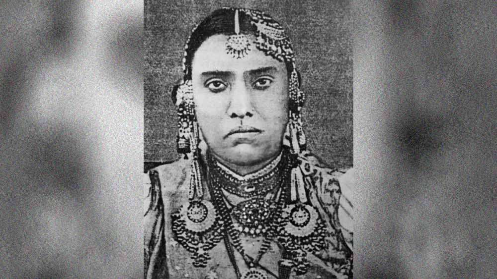 অন্য দিকে, লক্ষ্মীর সঙ্গে এক পুলিশ কনস্টেবলের প্রেম শুরু হয়। শিববালক ও মানকী বাড়িতে না থাকলে সেই কনস্টেবল রঘুনন্দন আসত। এক দিন লক্ষ্মী ও সেই ব্যক্তিকে আপত্তিকর অবস্থায় দেখে ফেলে বালিকা জানকী। জানকীর মুখ চিরতরে বন্ধ করার জন্য সুযোগ খুঁজতে থাকে রঘুনন্দন। কিছু দিন পরে তাঁকে একা পেয়ে একটা ছুরি দিয়ে উন্মত্তের মতো কোপাতে থাকে সে। জানকী জ্ঞান হারালে সে পালিয়ে যায়।