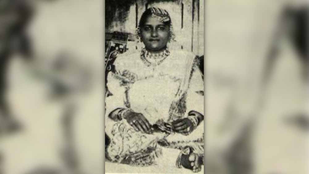 গঙ্গা থেকে তুলে আনা মহিলার নাম ছিল লক্ষ্মী। তাঁর রূপে মুগ্ধ হয়ে তাঁকে বিয়ে করেন তিন সন্তানের বাবা শিববালক। এর পর শুরু হয় প্রথমা পত্নী মানকীর উপরে নির্যাতন। বালিকা জানকী তাঁর বাবার এহেন আচরণে ক্ষুব্ধ হয়ে ওঠেন।