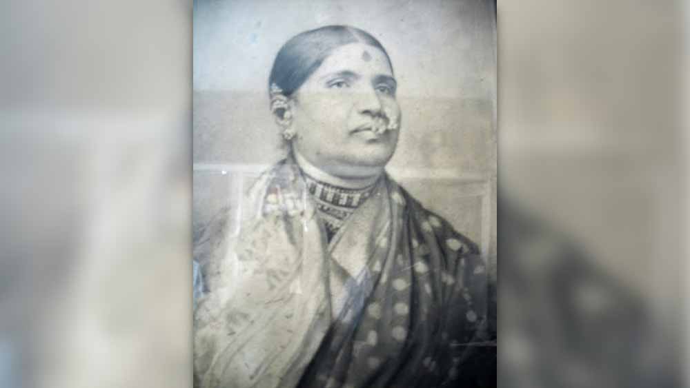 শিববালক ছিলেন কুস্তিগির। এক দিন ভোরে গঙ্গার ধারে আখড়ায় অনুশীলন করতে গিয়ে দেখতে পান, এক মহিলা সদ্যোজাত সন্তানকে নিয়ে গঙ্গায় ডুবে আত্মহত্যার চেষ্টা করছেন। তাঁকে বাঁচান শিববালক। শিশুটি অবশ্য মারা যায়। মহিলাকে বাড়িতে নিয়ে আসেন তিনি।