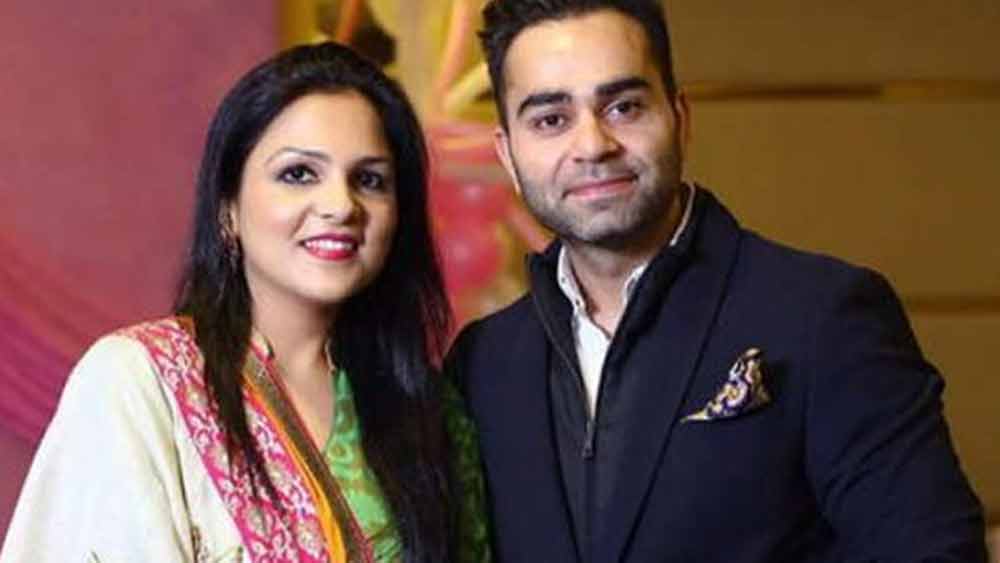 কিন্তু জানেন কি বিরাটের পরিবারে অনুষ্কার মতো আরও এক সুন্দরী রয়েছেন? বিভিন্ন সময়ে পারিবারিক অনুষ্ঠানে সেই মহিলার সৌন্দর্য বারবারই ক্যামেরায় ধরা পড়েছে।