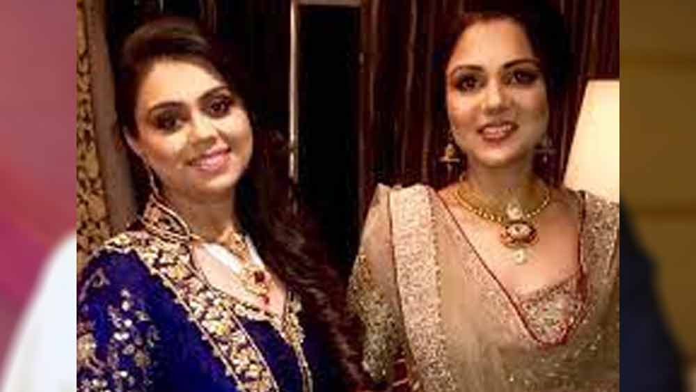 তিনি সম্পর্কে বিরাটের বৌদি। বিরাটের দাদা বিকাশ কোহলীর স্ত্রী।