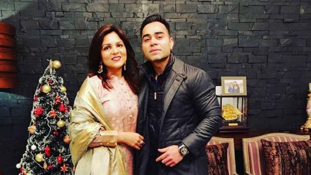 চেতনার স্বামী বিকাশ একজন শিল্পপতি। স্বামীর সঙ্গেই এই কাজে সাহায্য করেন তিনি।