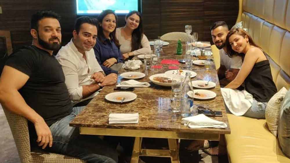 গুরুগ্রামে বিকাশের জন্ম হলেও এখন তাঁরা দু’জনে দিল্লিতে থাকেন। সেখানে বিলাসবহুল জীবন কাটান তাঁরা।