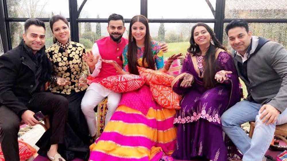 অনুষ্কার সঙ্গে সম্পর্ক কেমন চেতনার? দুই বন্ধুর মতো। যে কোনও পারিবারিক অনুষ্ঠানে একসঙ্গে দেখা যায় দু’জনকে।