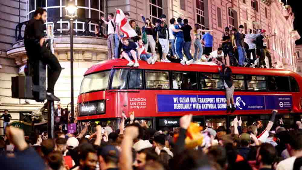 সেমিফাইনালে জেতার পর ইংরেজ সমর্থকরা।