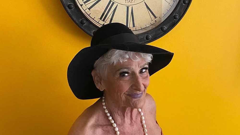 বয়স বেড়ে যাওয়া হাতে নেই তাঁর। তবে চাইলে ‘বৃদ্ধ’ হওয়া তিনি আটকাতেই পারেন। ৮৫ বছরের হ্যাটির রেট্রোএজ জীবন দর্শন অন্তত তা-ই। আর এই জীবন দর্শনকে তিনি ‘হ্যাটিটিউড’ বলতে ভালবাসেন।