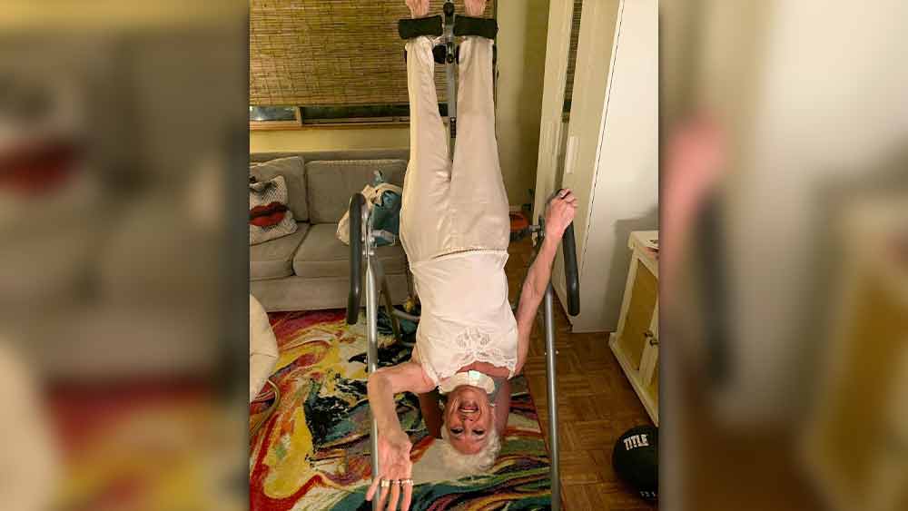 এই বয়সেও ফিটনেসে অনেককে টেক্কা দিতে পারেন। হাঁটা চলা সুঠাম, ৮৫-তেও ন্যুব্জতা আসেনি। মেশিনের সাহায্য নিয়ে হলেও এখনও শীর্ষাসন করতে পারেন। নিয়মিত যোগচর্চাও করেন। ফ্যাশন দুনিয়ার কমবয়সি সহকর্মীরা তাঁকে ডাকেন ‘গ্ল্যাম গ্র্যান’ বলে। যার অর্থ সুন্দরী ঠাকুমা।