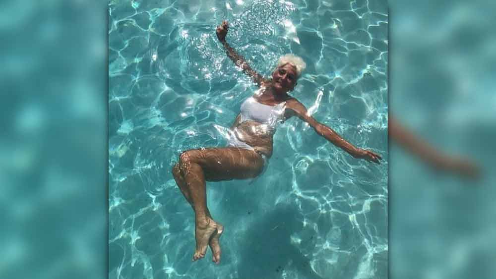 বরাবরই রোম্যান্টিক তিনি। বার বার প্রেমে পড়েছেন। প্রেম ভেঙেওছে বার বার। তবু প্রেমে পড়তে ভয় পান না। বরং এই বয়সেও সে অভ্যাস পুরোমাত্রায় বজায় আছে। 