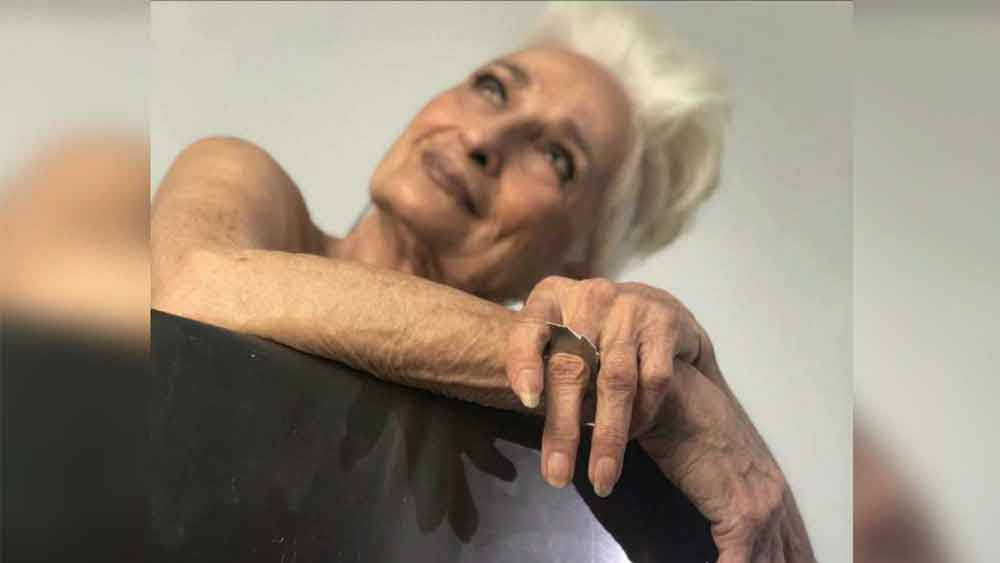 ডেটিং অ্যাপে হ্যাটি স্পষ্ট করেই জানিয়েছেন নিজের চাহিদার কথা। লিখেছেন, ৩৫ বছর বা তার নীচে প্রেমিক চাই তাঁর। যাঁকে তিনি নিজের মতো করে ভালবাসতে চান। প্রেমে পড়তে মরিয়া হ্যাটি নাকি এক বার কাগজেও প্রেমিক চেয়ে বিজ্ঞাপন দিয়েছিলেন।