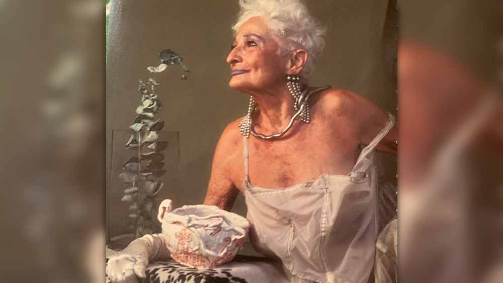 আর এ সবের মধ্যেই চলতে থাকে তাঁর খোঁজ প্রেমের জন্য, প্রেমিকের জন্য।