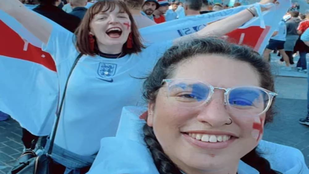 স্টেডিয়ামের বাইরে নিনা ও তাঁর বন্ধু 