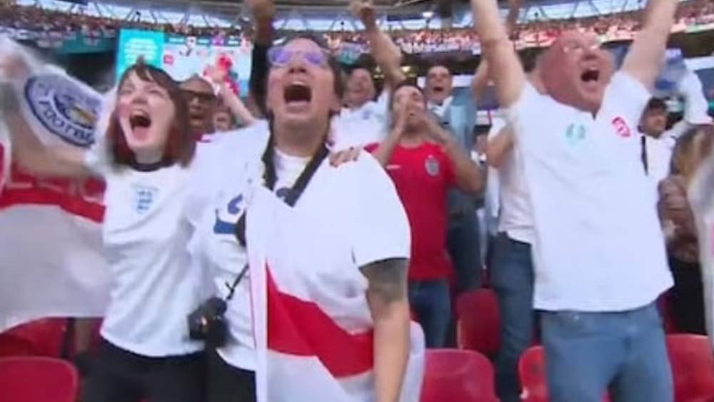 স্টেডিয়ামে উল্লাস নিনাদের 