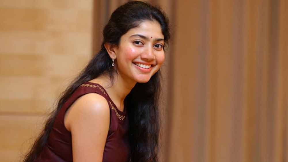 সাই পল্লবী এক সময় নিজের চেহারা নিয়ে হীনমন্যতায় ভুগতেন। প্রথম দিকে অভিনয়ের সুযোগও পাচ্ছিলেন না। কিন্তু তিনি হাল ছাড়েননি। বাইরের রূপই যে সব কিছু নয়, তা প্রমাণ করার মরিয়া চেষ্টা তাঁকে আজ এই জায়গায় নিয়ে এসেছে।