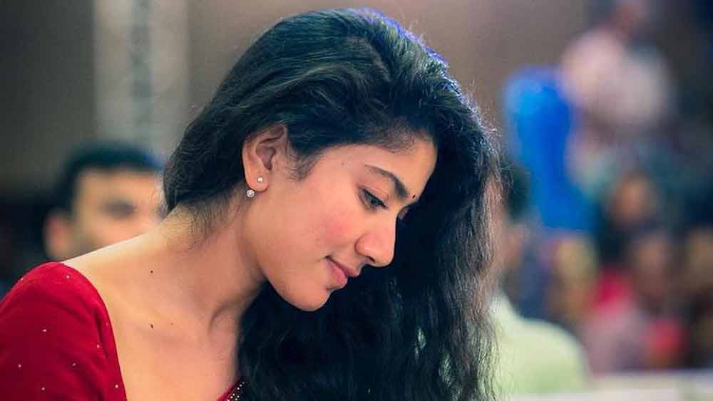 প্রথম ছবিতেই সাই পল্লবী প্রমাণ করে দিয়েছিলেন, মুখের খামতি লুকিয়ে ‘সুন্দরী’ না হয়েও দর্শকদের মন জয় করা যায়।