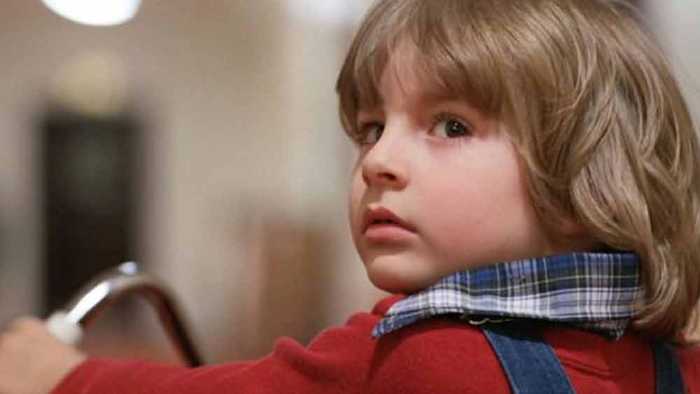 ড্যানি লয়েড: ১৯৮০ সালের ‘দ্য শাইনিং’ ছবির ছোট্ট ছেলেটি আজ ৪৮ বছরের পুরুষ। প্রথম ছবিতে অভিনয় করেই বিপুল জনপ্রিয়তা পেয়েছিলেন। তা সত্ত্বেও হাতে গোনা কয়েক বার পর্দায় দেখা গিয়েছে তাঁকে। ২০০৪ সালে তিনি কেন্টাকির এলিজাবেথটাউন কমিউনিটি অ্যান্ড টেকনিক্যাল কলেজের বায়োলজি বিভাগের অধ্যাপক হিসাবে যোগ দেন।