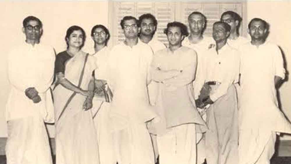 শান্তিনিকেতনেই তাঁর আলাপ হয় কণিকা বন্দ্যোপাধ্যায়, কমলা বসু প্রমুখের সঙ্গে।