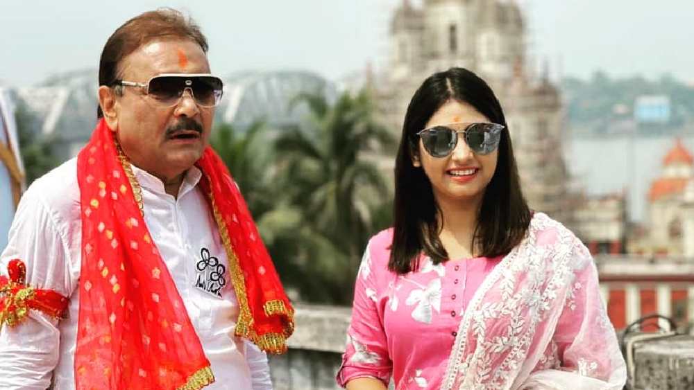 মদন মিত্রের সঙ্গে তিয়াসা।