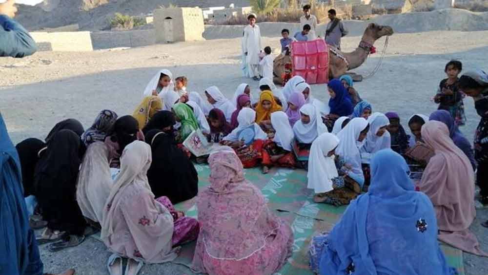 উঁচু-নিচু মরুপথ দিয়ে মুখ তুলে এগিয়ে চলেছে সে। পিঠে কোনও সওয়ারি নেই। বরং পিঠের দু’দিকে ঝুলে রয়েছে গুচ্ছ বই। কোনওটা সপ্তম শ্রেণির, কোনওটা অষ্টম, কোনওটা আবার নবম বা দশম।