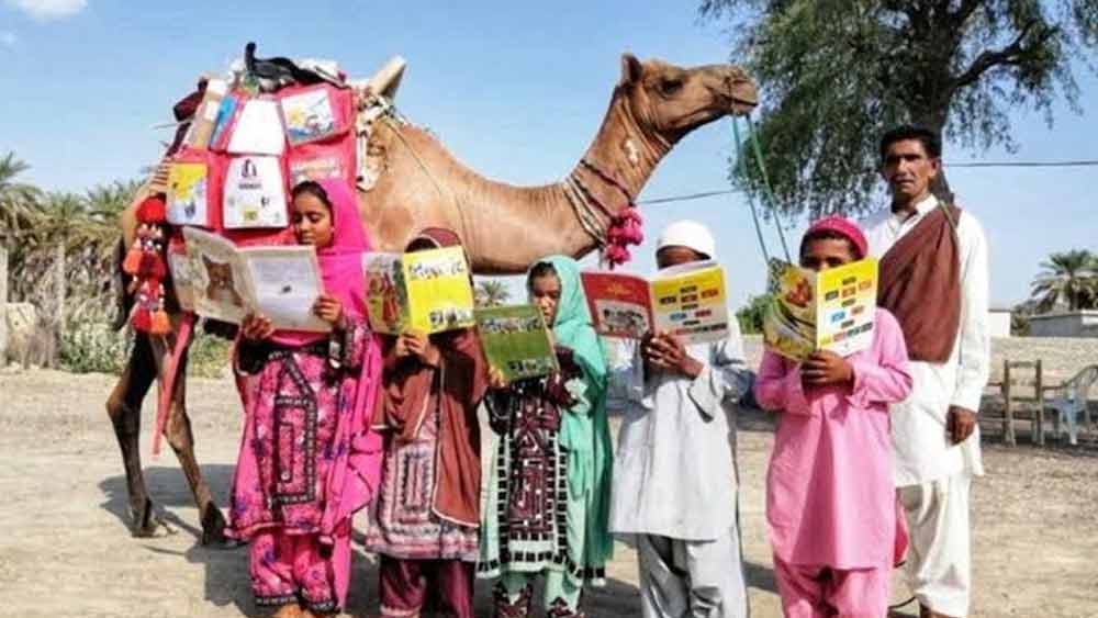 তাদের না রয়েছে মোবাইল ফোন এবং না সেখানে নেটওয়ার্ক পরিষেবা ভাল। ফলে অনলাইন ক্লাস বেশির ভাগের ক্ষেত্রে সেটা সম্ভব ছিল না।