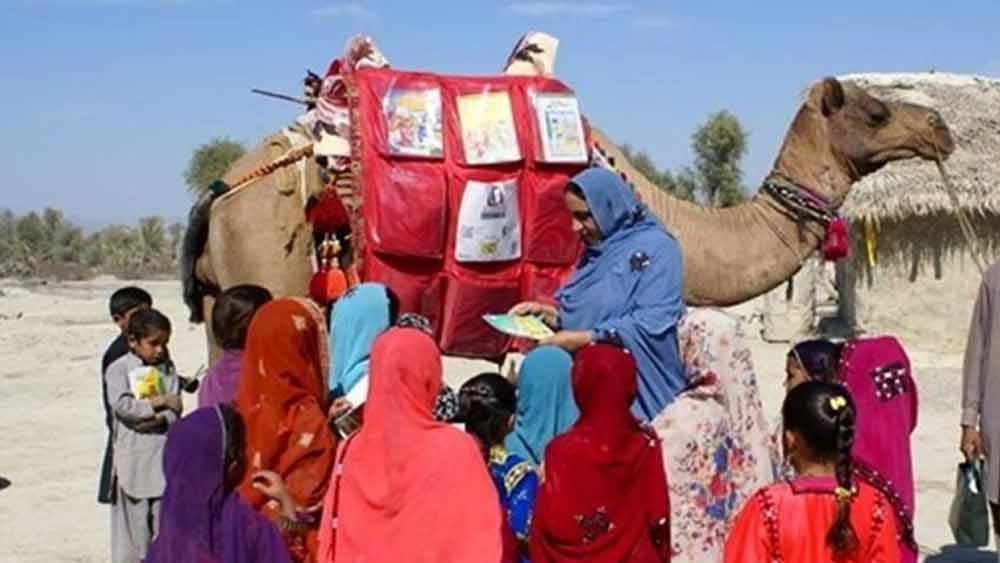তাই তাদের কথা ভেবে চলন্ত লাইব্রেরি চালু করলেন তাঁরা। চলন্ত, কারণ এখানে নিজেকে লাইব্রেরিতে পৌঁছতে হয় না। বরং লাইব্রেরি ‘চার পায়ে’ হেঁটে বাড়ি বাড়ি পৌঁছে যায়।