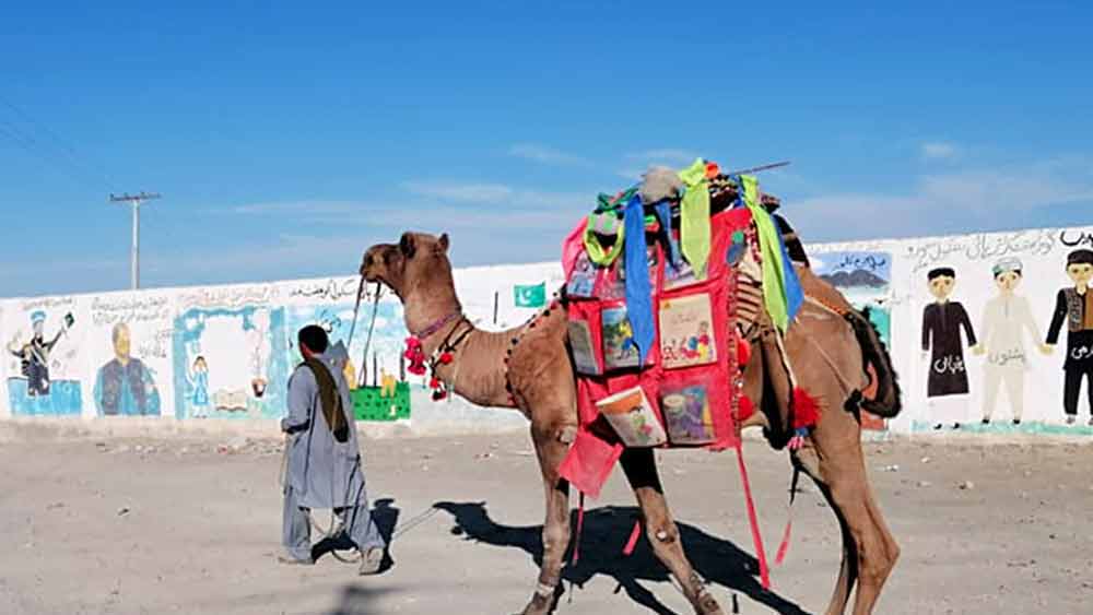 ঠিকই বুঝেছেন। রোশনই আসলে সেই চলন্ত লাইব্রেরি। পিঠে বই নিয়ে গ্রামে গ্রামে পৌঁছে যায় সে।