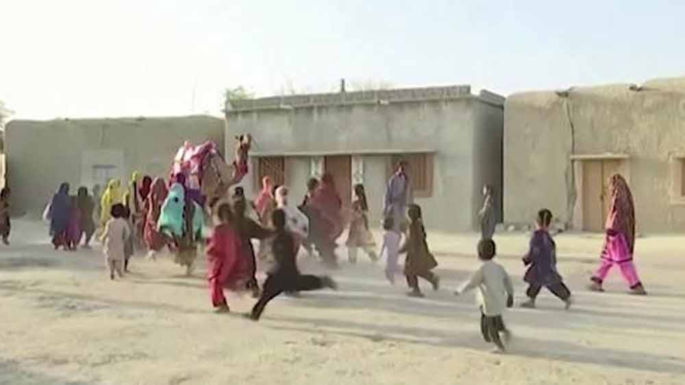 কবে কোন গ্রামে কী বই নিয়ে হাজির হবে তা আগে থেকেই ঠিক করা থাকে। এ ভাবে প্রতি গ্রামে সপ্তাহে দু’দিন করে পৌঁছে যায় সে। আজ যে বইটা সে পড়ুয়ার কাছে পৌঁছে দিল, দ্বিতীয় দিন সেই বইটা আবার পড়ুয়ারা ফিরিয়ে দেবে রোশনকে। নিয়ম এমনই।