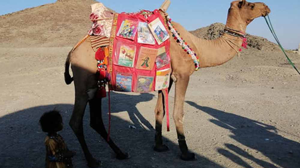 প্রতি গ্রামে দু’ঘণ্টা অপেক্ষা করে সে। এই সময়ে কেউ চাইলে তার পিঠ থেকে প্রয়োজনীয় বই নিয়ে পড়ে ফের ওই দিনই তাকে ফিরিয়ে দিতে পারে। দু’ঘণ্টা পর বইয়ের সম্ভার নিয়ে ফের রওনা দেয় অন্য কোনও গ্রামে। পরের দিন কী কী বই আনতে হবে তার তালিকাও বানিয়ে নেয়।
