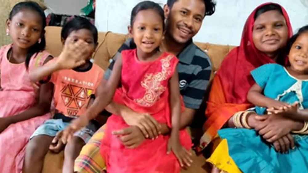 এই প্রতিবেদন লেখার ঘণ্টা খানেক আগে দড়িতে বিস্কুট ঝুলিয়ে খাওয়ার একটি অতি সাধারণ ভিডিয়ো আপলোড করেছেন তিনি। ইতিমধ্যেই সেটি প্রায় ১৪ হাজার জন দেখে ফেলেছেন। গ্রাম্য জীবন তুলে ধরার জন্য প্রশংসার বন্যা বয়ে গিয়েছে সেই ভিডিয়োয়।