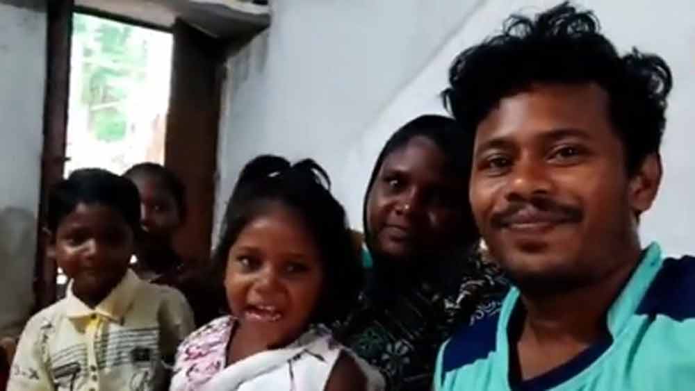 এর পর একে একে আরও ভিডিয়ো করতে শুরু করেন আইজ্যাক। ৩৫ বছরের দিনমজুর আইজ্যাক এখন পেশাদার ইউটিউবার। তাঁর চ্যানেলের নাম ‘আইজ্যাক মুণ্ডা ইটিং’।