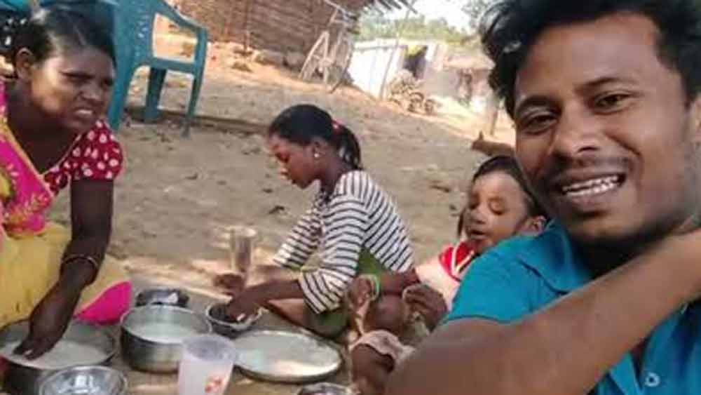 মাটির বাড়ি। থালার এক পাশে পড়ে থাকা ভাত অত্যন্ত কম পরিমাণ সব্জি দিয়ে মেখে খাওয়া তো কখনও তালপাতা দিয়ে মাদুর বানানো। দৈনন্দিন জীবন তিনি তুলে ধরতে শুরু করলেন ইউটিউবে।