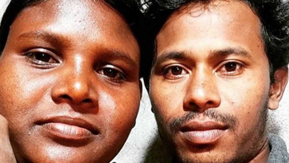 এ রকমই এক দিন এক বন্ধুর ফোনে তিনি ইউটিউব-এ ব্লগিং করতে দেখেন। বিষয়টি তাঁর বেশ ভাল লাগে। হাজার তিনেক টাকা ধার করে একটি স্মার্টফোন কিনে বন্ধুর সাহায্যে তিনি নিজের একটি ইউটিউব চ্যানেল খুলে ফেলেন।