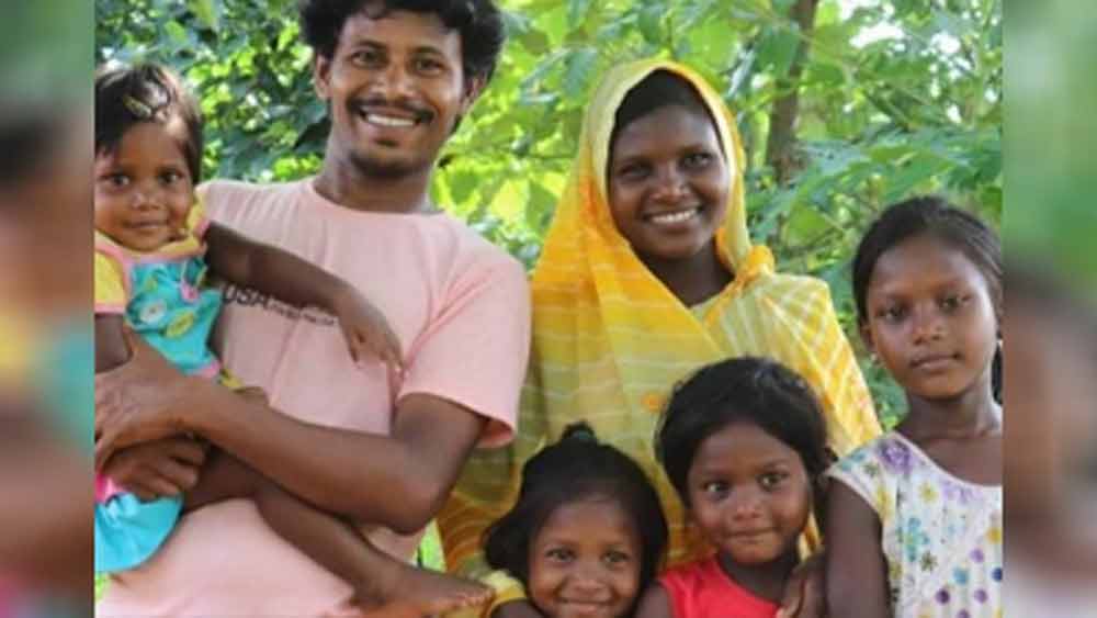 দিনমজুর থেকে বেসরকারি নামী অফিসে কাজ করা উচ্চশিক্ষিত কর্মী, কাউকেই আলাদা করে দেখেনি কোভিড ১৯। দিনমজুর থেকে অফিসকর্মী, কাজ গিয়েছে অনেকেরই।