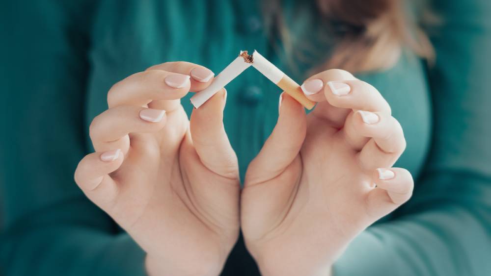 চুল পাকা আটকাতে বন্ধ করুন ধূমপান। 