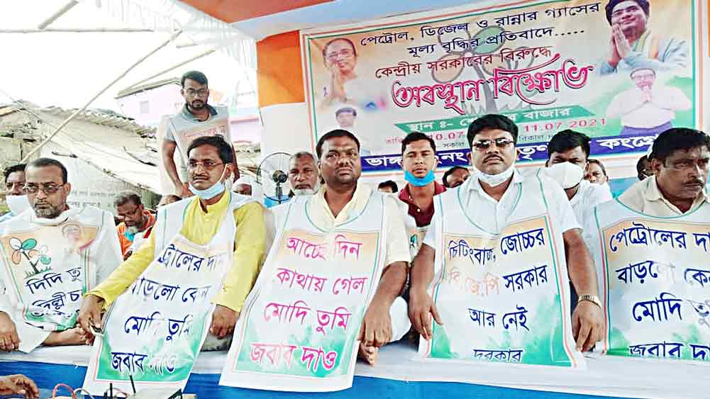 শোনপুর বাজারে বিরোধী গোষ্ঠীর নেতা আব্দুর রহিমের নেতৃত্বে কর্মসূচি। 