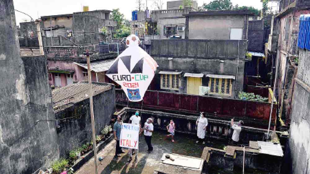 উৎসব: ইউরো ফাইনালের আগে উত্তর কলকাতায় উড়ল ফানুস।