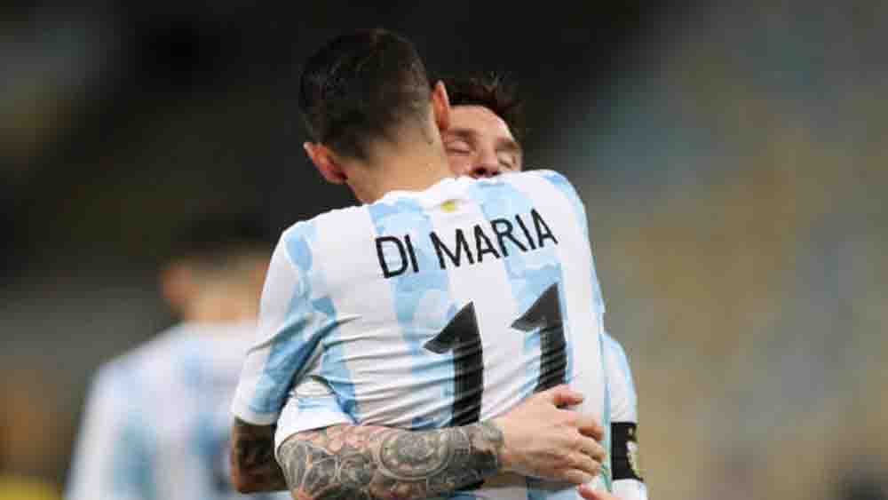 গোলের পর মেসি এবং দি মারিয়া।
