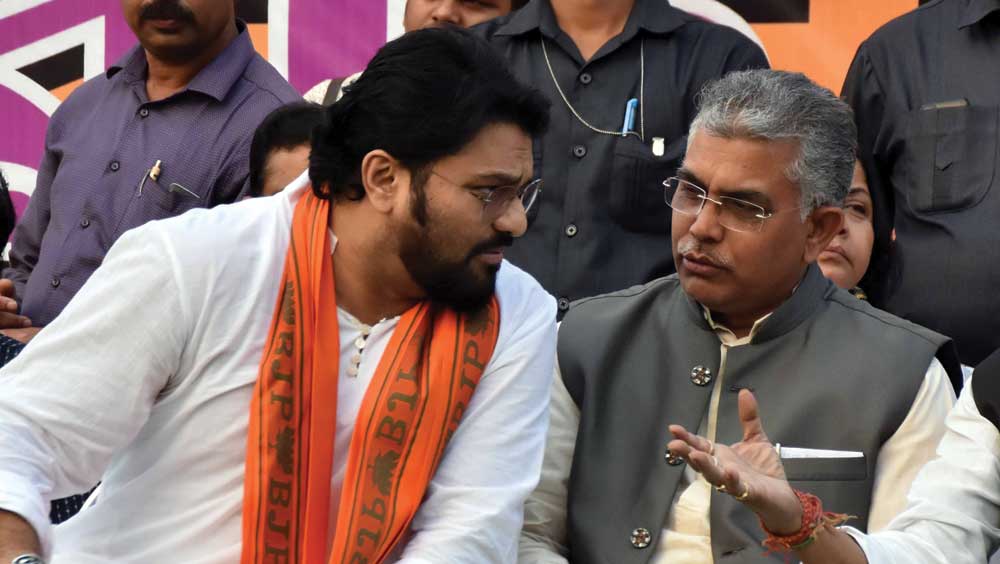 বাবুলের সঙ্গে দিলীপের সম্পর্কের টানাপড়েন দলের গণ্ডি ছেড়ে গত কয়েকদিনে প্রকাশ্যে এসে পড়েছে।