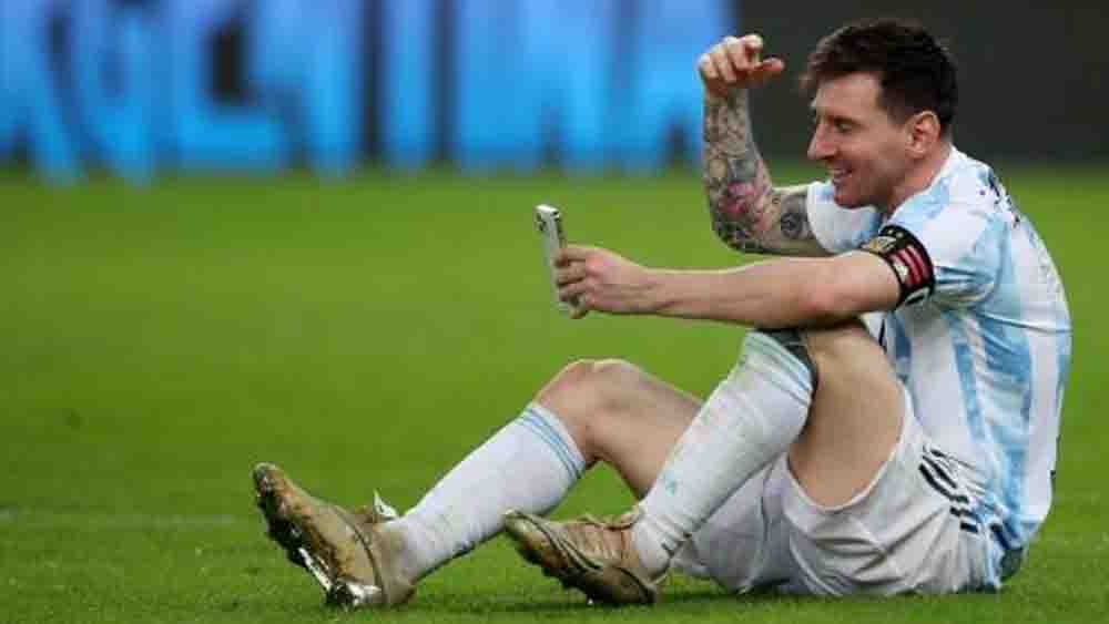 পরিবারের সঙ্গে আনন্দ ভাগ করে নিচ্ছেন মেসি।