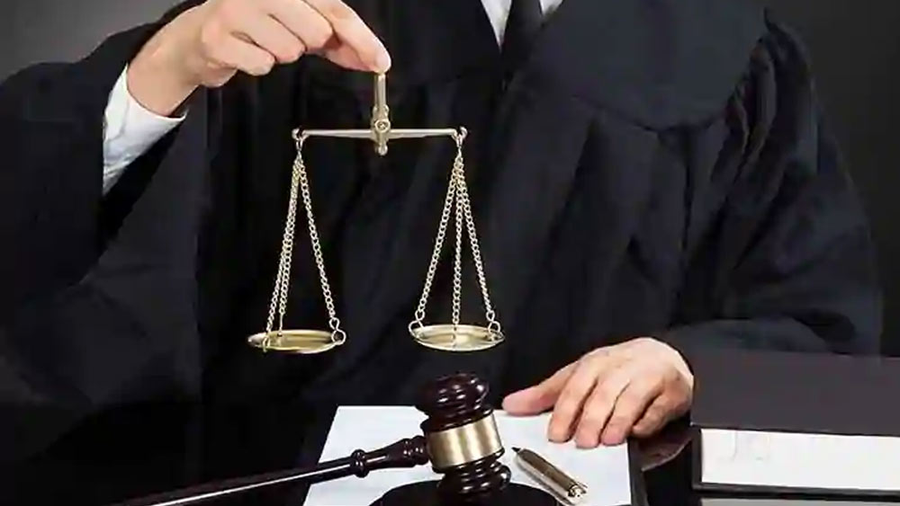 বারাণসীই একমাত্র জায়গা এবং সেখানে এক জনই আইনজীবী রয়েছেন যিনি কথা বলার জন্য শুধুমাত্র শুদ্ধ সংস্কৃত ভাষা ব্যবহার করে থাকেন। হিন্দি এবং ইংরাজিতে সমান দক্ষ হওয়া সত্ত্বেও কখনও এই ভাষায় তাঁকে কথা বলতে দেখা যায় না এজলাসে।