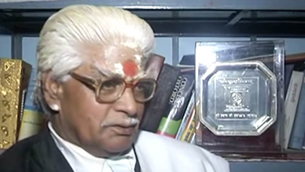 সংস্কৃতের প্রতি তাঁর ভালবাসার সূত্রপাত শৈশবেই। তাঁর বাবাও সংস্কৃতে দক্ষ ছিলেন। বাবার সঙ্গে এক দিন বেরিয়েছিলেন তিনি। তখন তাঁর বয়স ১০ বছর।