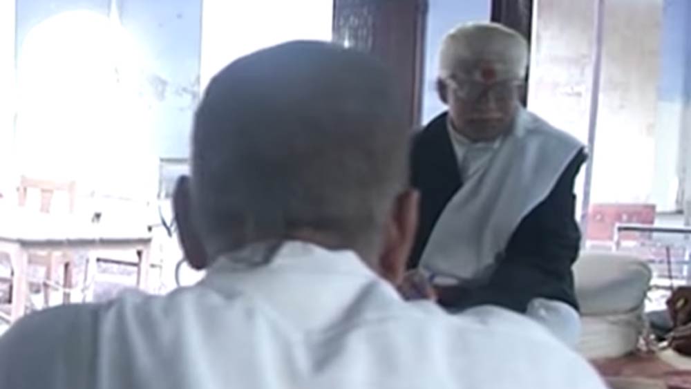 রাস্তায় কিছু লোকের সঙ্গে বাবার দেখা হয়েছিল, যাঁরা নিজেদের মধ্যে অনর্গল ভোজপুরী ভাষায় কথা বলে যাচ্ছিলেন। শ্যামের বাবা তাঁদের দিকে এগিয়ে গিয়ে বলেছিলেন, “আপনারা যে ভাবে ভোজপুরীতে কথা বলে চলেছেন সেই একই আবেগ এবং দক্ষতা নিয়ে কি সংস্কৃতে কথা বলতে পারবেন?”