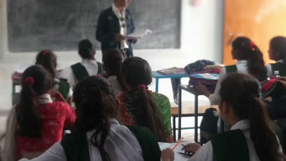 গুরুর পরামর্শেই প্রথমে শিক্ষকতা করতে শুরু করেছিলেন তিনি। কিন্তু শিক্ষকতায় মন বসত না তাঁর। অন্য কিছু নিয়ে এগোতে চেয়েছিলেন। তবে যে পথেই যান না কেন সঙ্গে সংস্কৃতকেও নিয়ে যেতে চেয়েছিলেন।