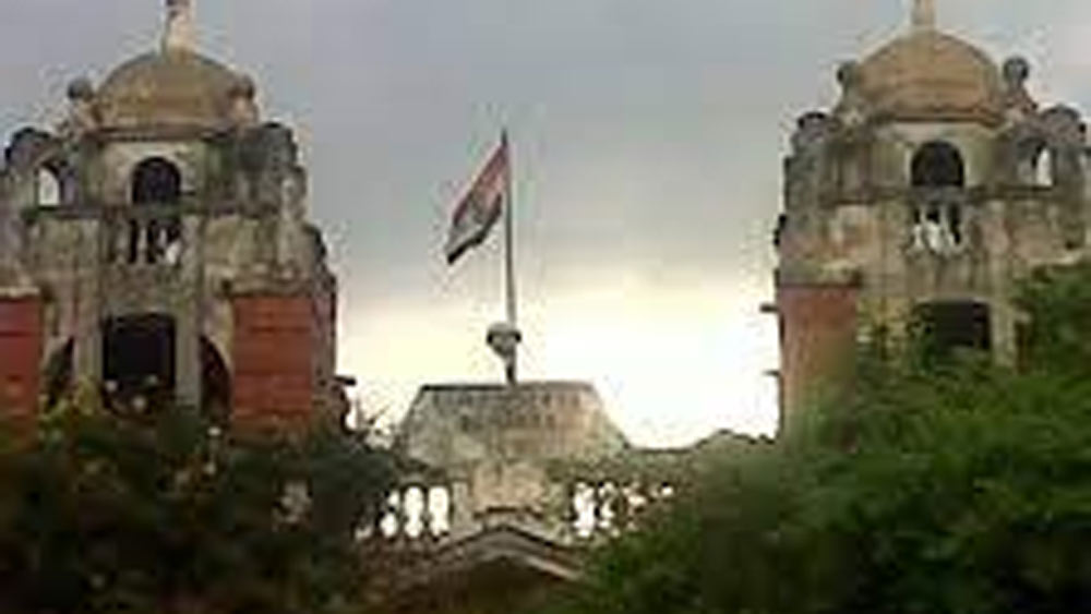 তখনই আদালতে সংস্কৃত গ্রাহ্য হবে না বলে বাবা তাঁকে সতর্ক করে দিয়েছিল। বাবার এই কথাতেই জেদ চেপে যায় তাঁর।