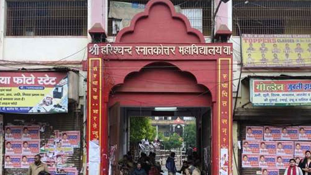 পরবর্তীকালে হরিশচন্দ্র কলেজ থেকে সংস্কৃত ভাষায় আইন পাশ করেন। ১৯৭৮ সাল থেকে আজও একই ভাবে সংস্কৃততেই লড়ে  চলেছেন তিনি।