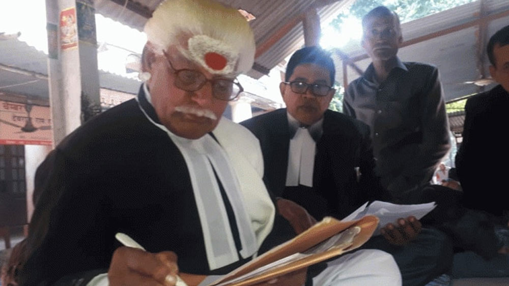 তাঁর বেশভূষাতেও সংস্কৃত পণ্ডিত হওয়ার ঝলক চোখে পড়ে। সাদা জামার উপরে কালো কোট পরে তিনি রোজ আদালতে আসেন। কপালে জ্বলজ্বল করে সাদার উপর লাল রঙের তিলক।