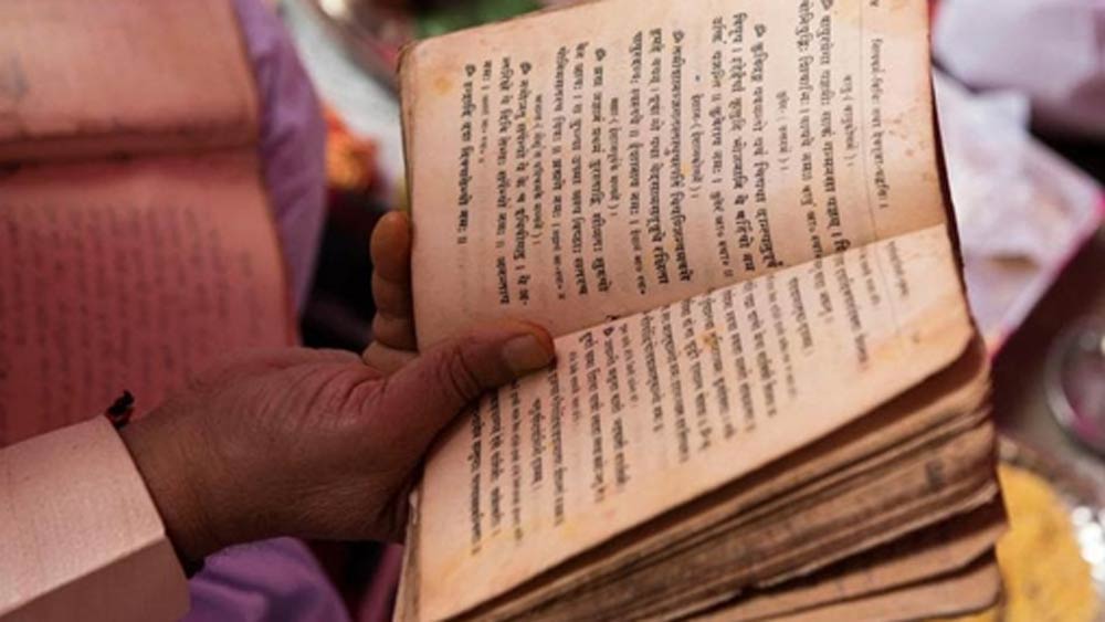 শুধু এজলাসে সওয়াল করেই সংস্কৃতের জৌলুস ফিরিয়ে আনার চেষ্টা করছেন না শ্যাম। পাশাপাশি সংস্কৃতে অন্তত ৬০টি উপন্যাস লিখে ফেলেছেন তিনি।