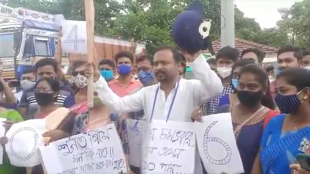 ব্যাট হাতে অরিন্দম গুঁই